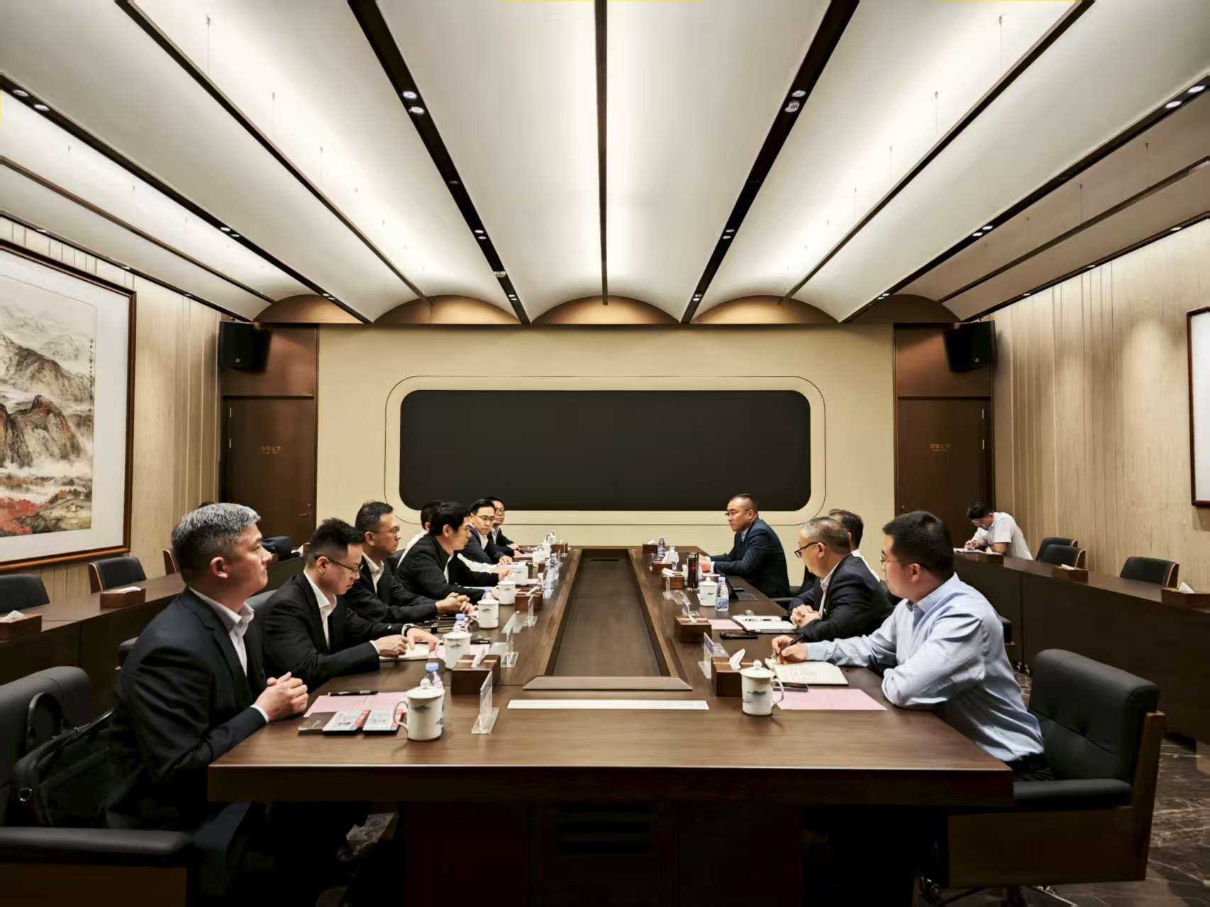 與新疆機(jī)場集團(tuán)會談